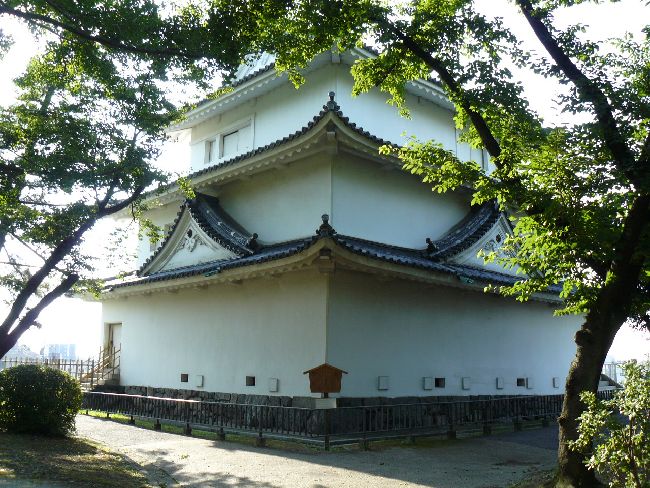 ���k���E