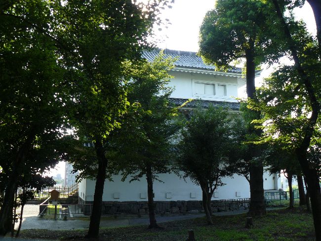 ���k���E